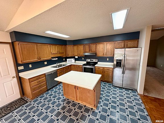 4th image of 24 Appomatox Ave
