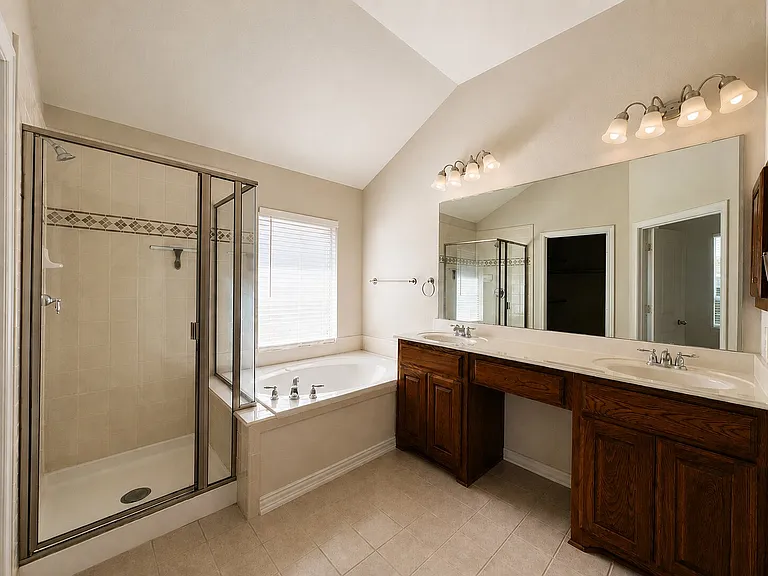 5724 Silverton Ave — Photo 11