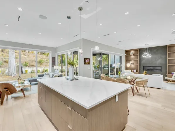 31 Glenmore Dr, West Vancouver, BC V7S 1A5