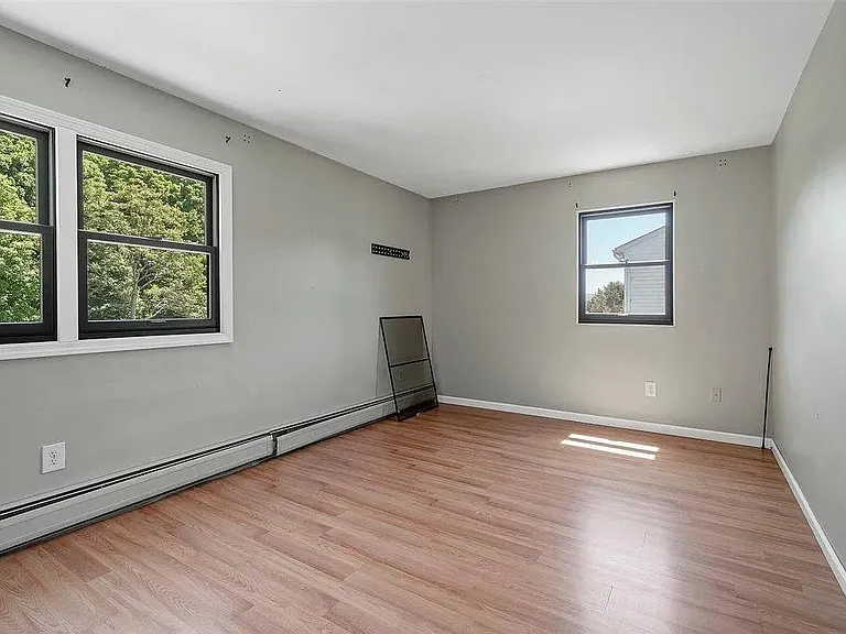 54 Capital Dr — Photo 31