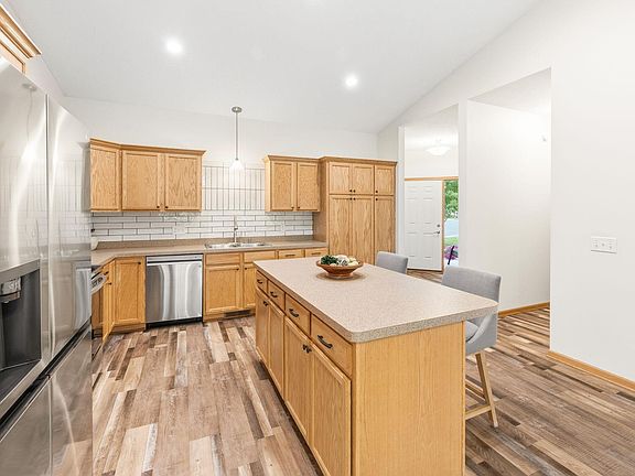 4th image of 605 Amber Ln