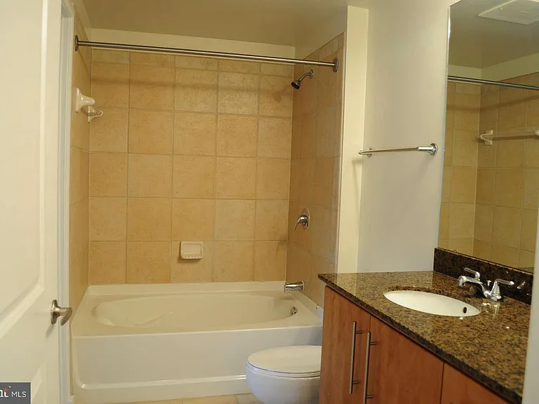 1021 N Garfield St #625 — Photo 5