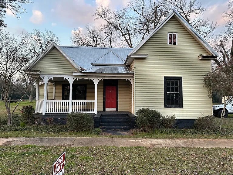 87 E College St — Photo 1