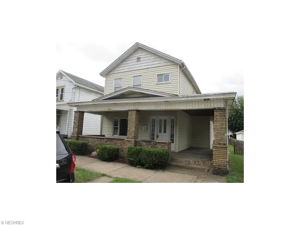 1015 Center St photo 1