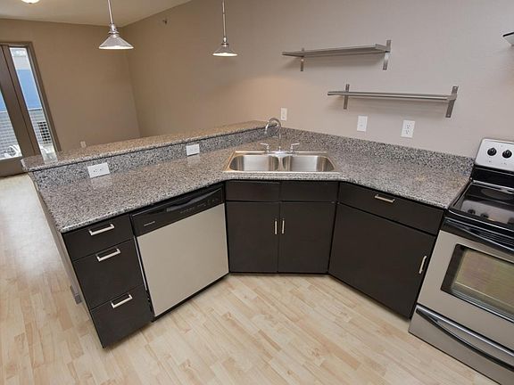 3rd image of 733 N Capitol Ave