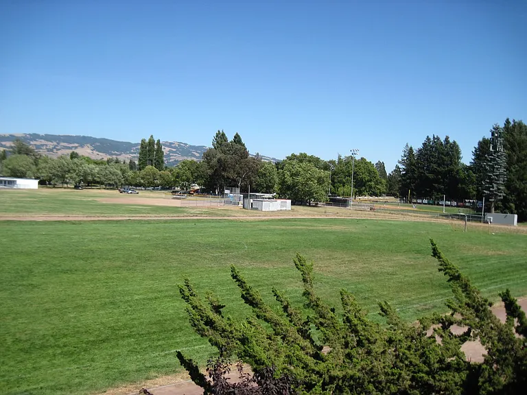 Spacious 3 Bed, 2 Bath, 1250 Square Foot Apartment with Air Conditioning. — Photo 1