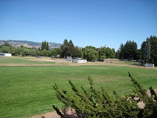 Spacious 3 Bed, 2 Bath, 1250 Square Foot Apartment with Air Conditioning. Photo 1
