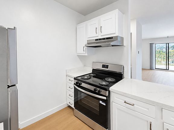 5th image of 2037 Castro St #22