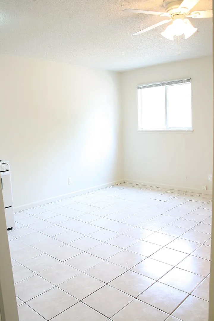0784 - 846 W Sacramento Ave — Photo 4