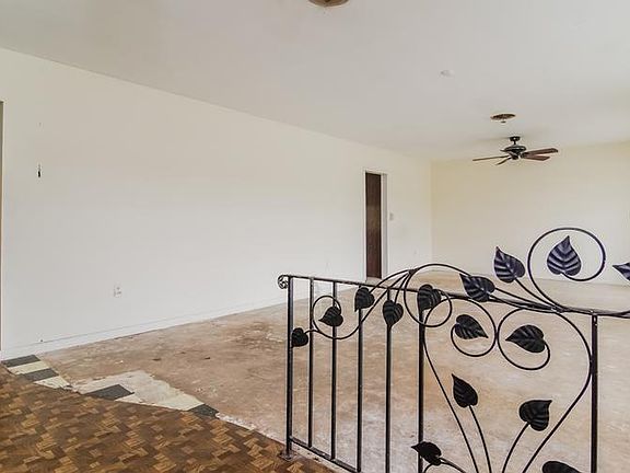 4th image of 800 NW 203rd St