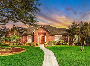 2007 Plantation Dr, Friendswood, TX 77546