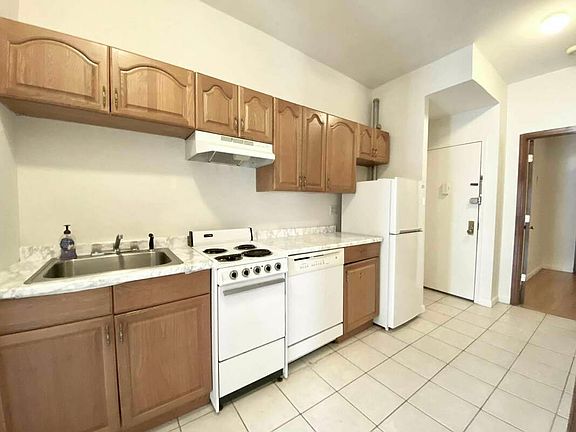 3rd image of 328 E 55th St APT 19