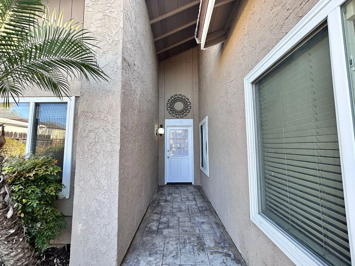 Charming 2-story home with excellent curb appeal in the heart of Lake Forest! — Photo 4
