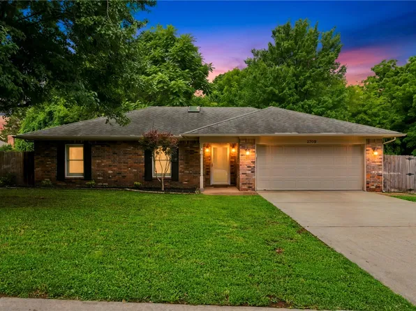 2709 N Wakefield Pl, Fayetteville, AR 72703