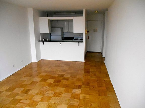 4th image of 200 E 72nd St APT 32L