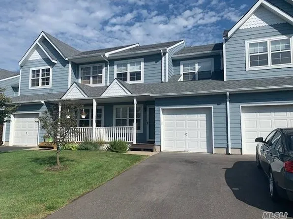 7 Shady Ln, Central Islip, NY 11722