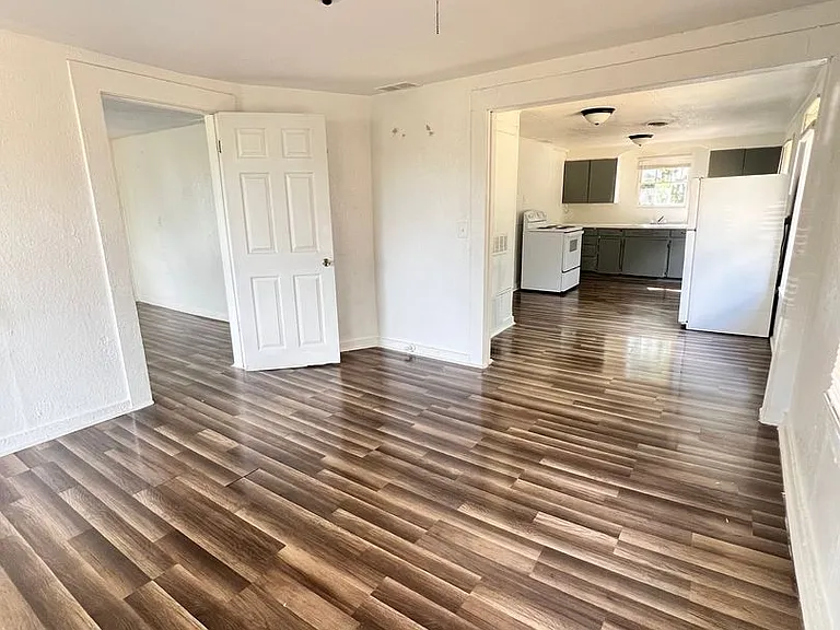 1205 N Park St — Photo 6