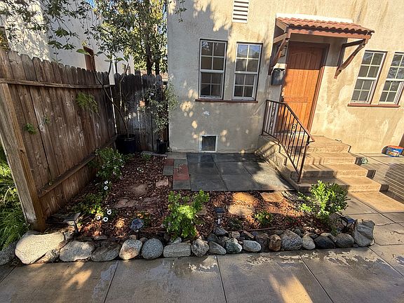 3rd image of 807 E Tujunga Ave