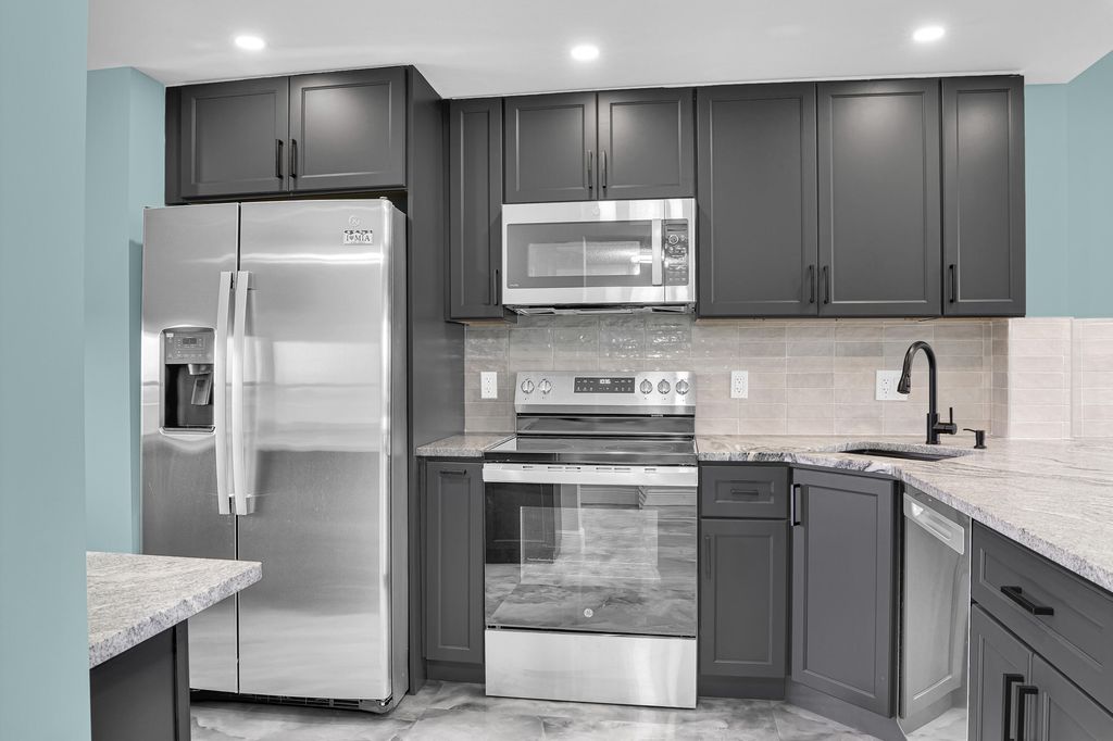 4015 W Palm Aire Dr APT 704, photo 6