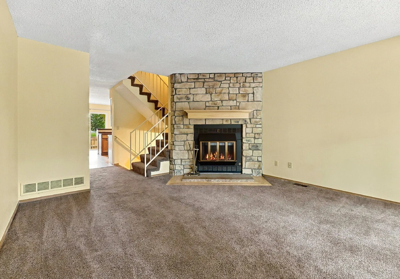 3 bed, 3.0 bath, 1600 sqft, $2,571 — Photo 4