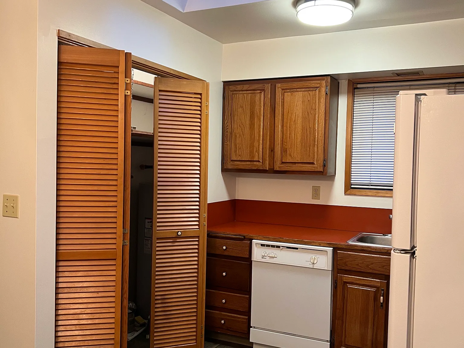 2 bed, 1.5 bath, 1300 sqft, $1,900 — Photo 3