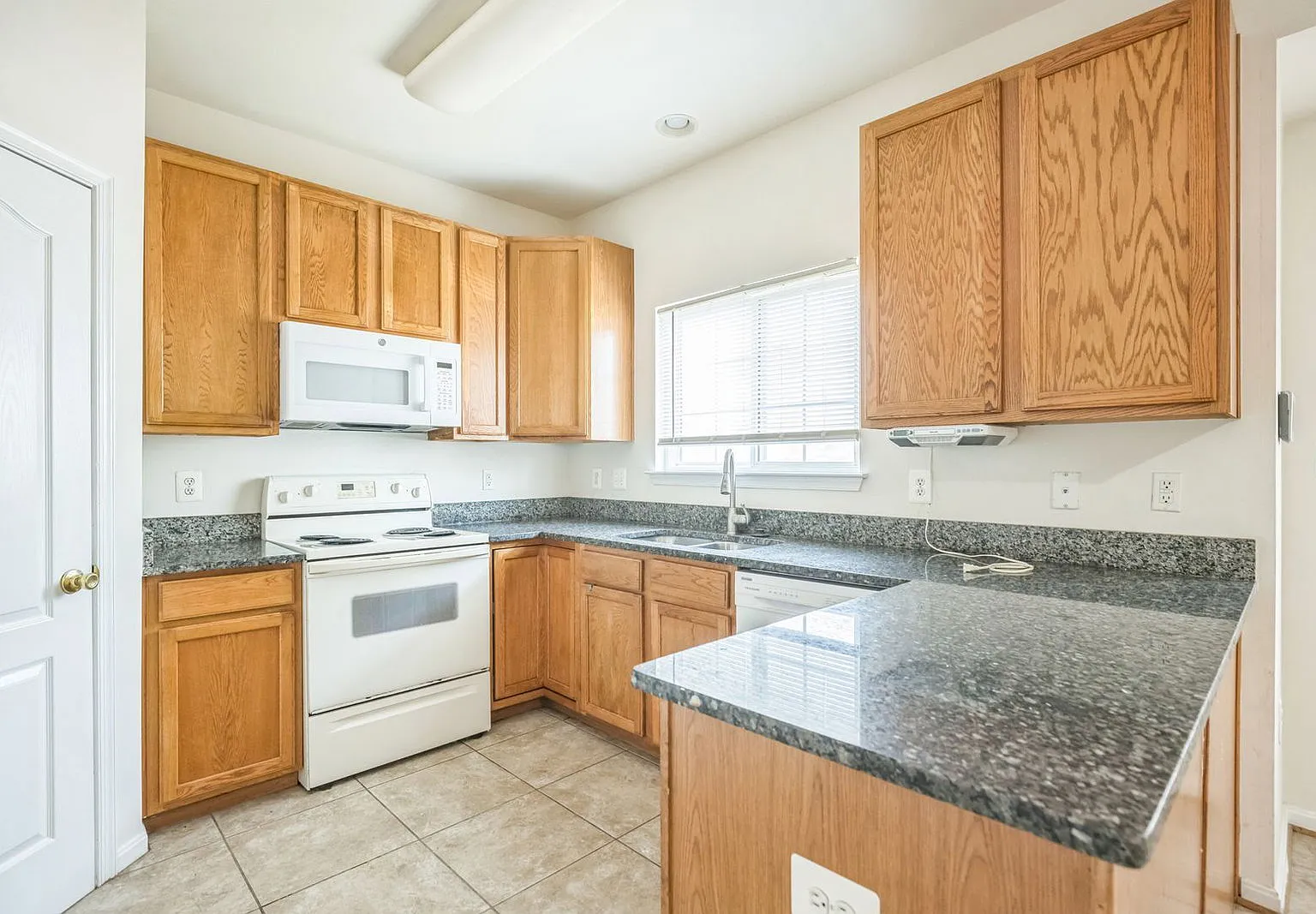 3 bed, 3.5 bath, 1414 sqft, $2,750 — Photo 3