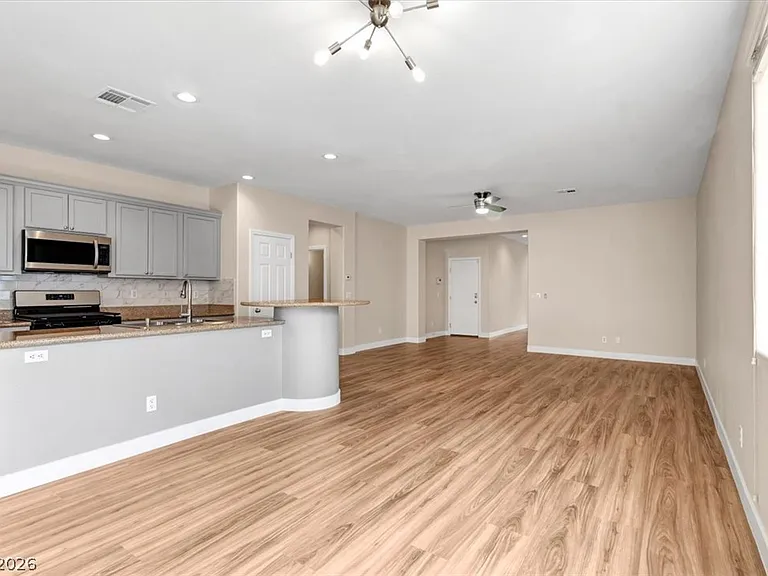 7658 Engleberg Ave — Photo 2