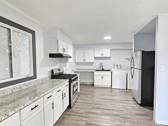 4th image of 100 Hickory Dr