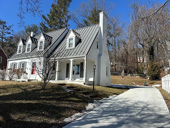 2nd image of 934 W Stuart Dr
