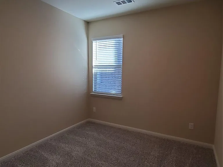 1911 Lilac Dr — Photo 6
