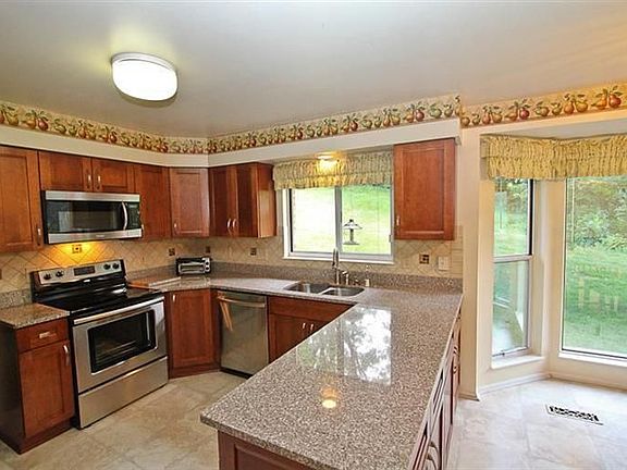 5th image of 243 Farmington Dr