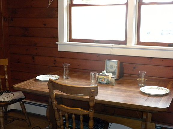  Large eat-in kitchen