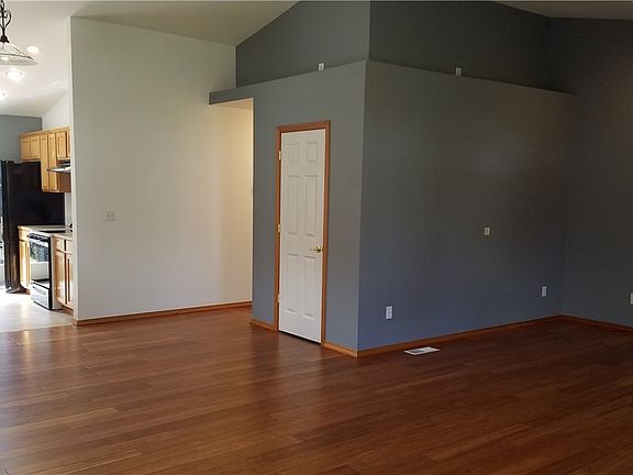 5th image of 1073 Lincoln Ave E