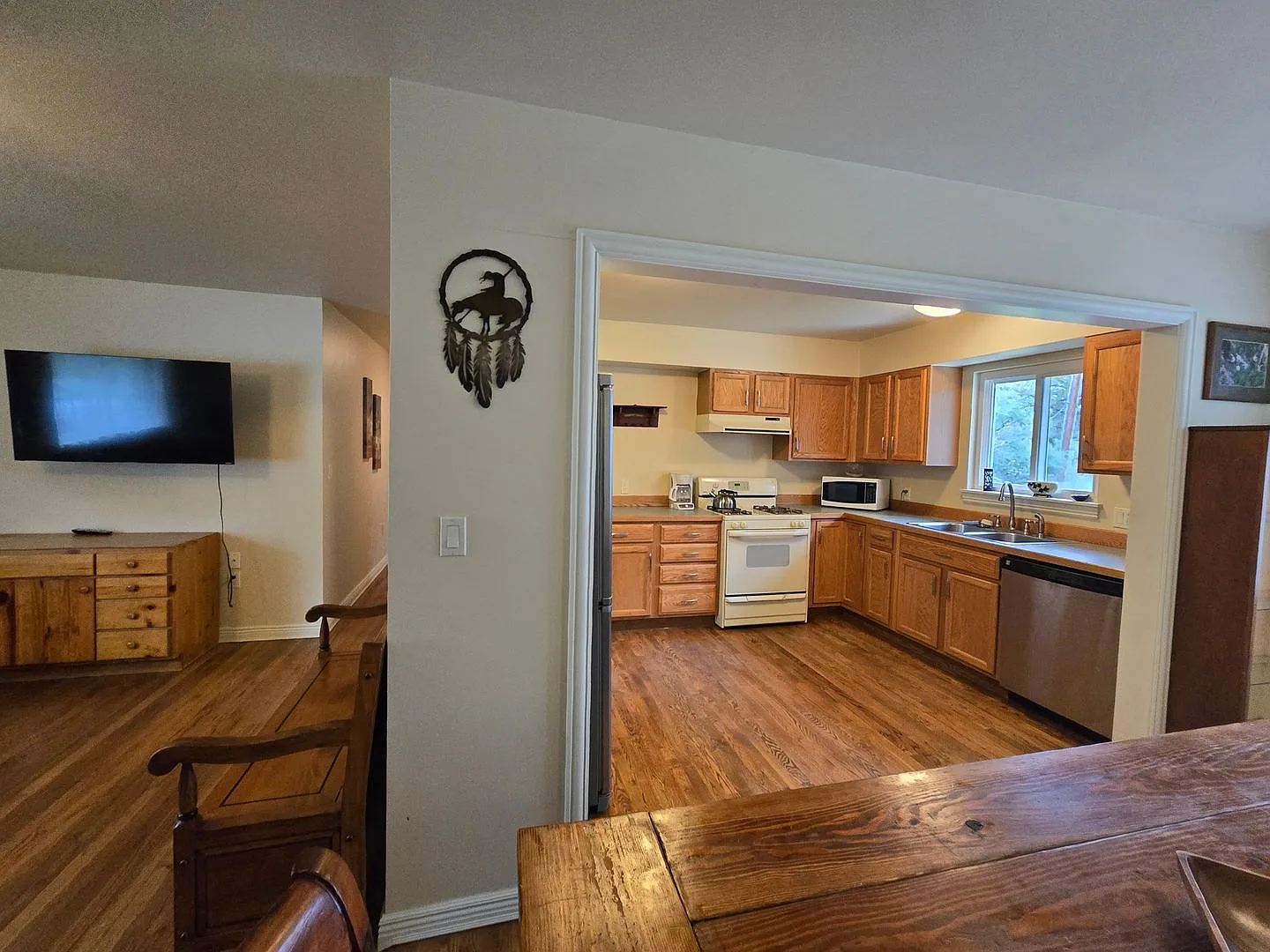 *Fully Furnished 3Bd/1Bath W/Single Car Garage — Photo 4