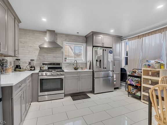 4th image of 297 Hamilton Pl