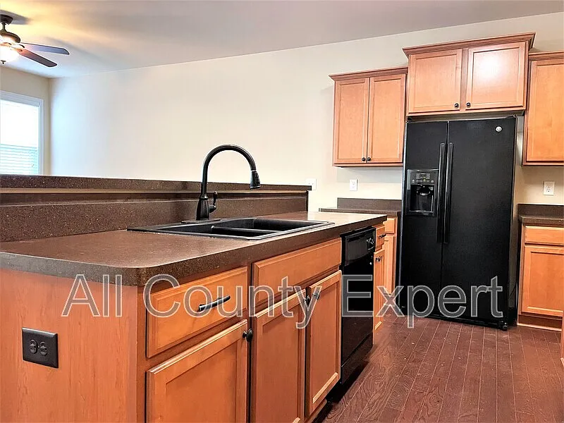 3 bed, 2.5 bath, 1760 sqft, $2,050 — Photo 2