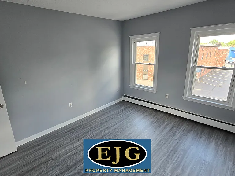 51-53 Laurel St #2 — Photo 7