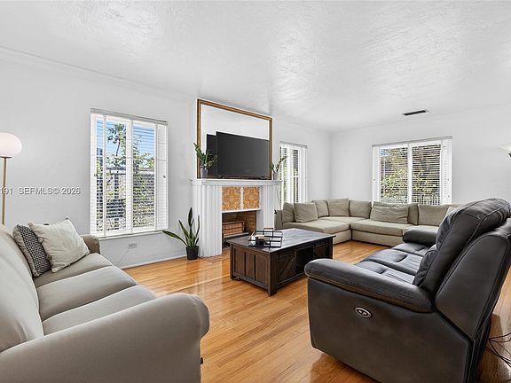 4th image of 2431 SW 4th St