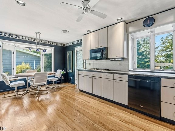 5th image of 65 Leamoor Dr