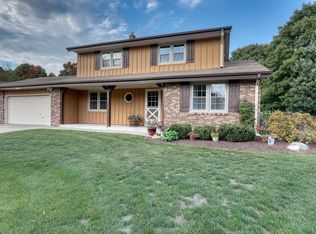 W221N2784 Hickorywood Ct, Waukesha, WI 53186