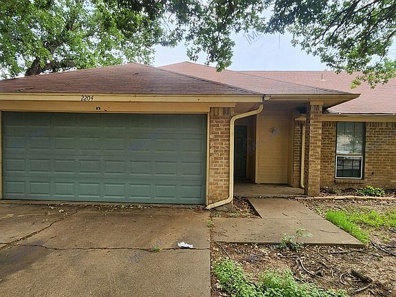 2nd image of 2204 Oak Hill Dr