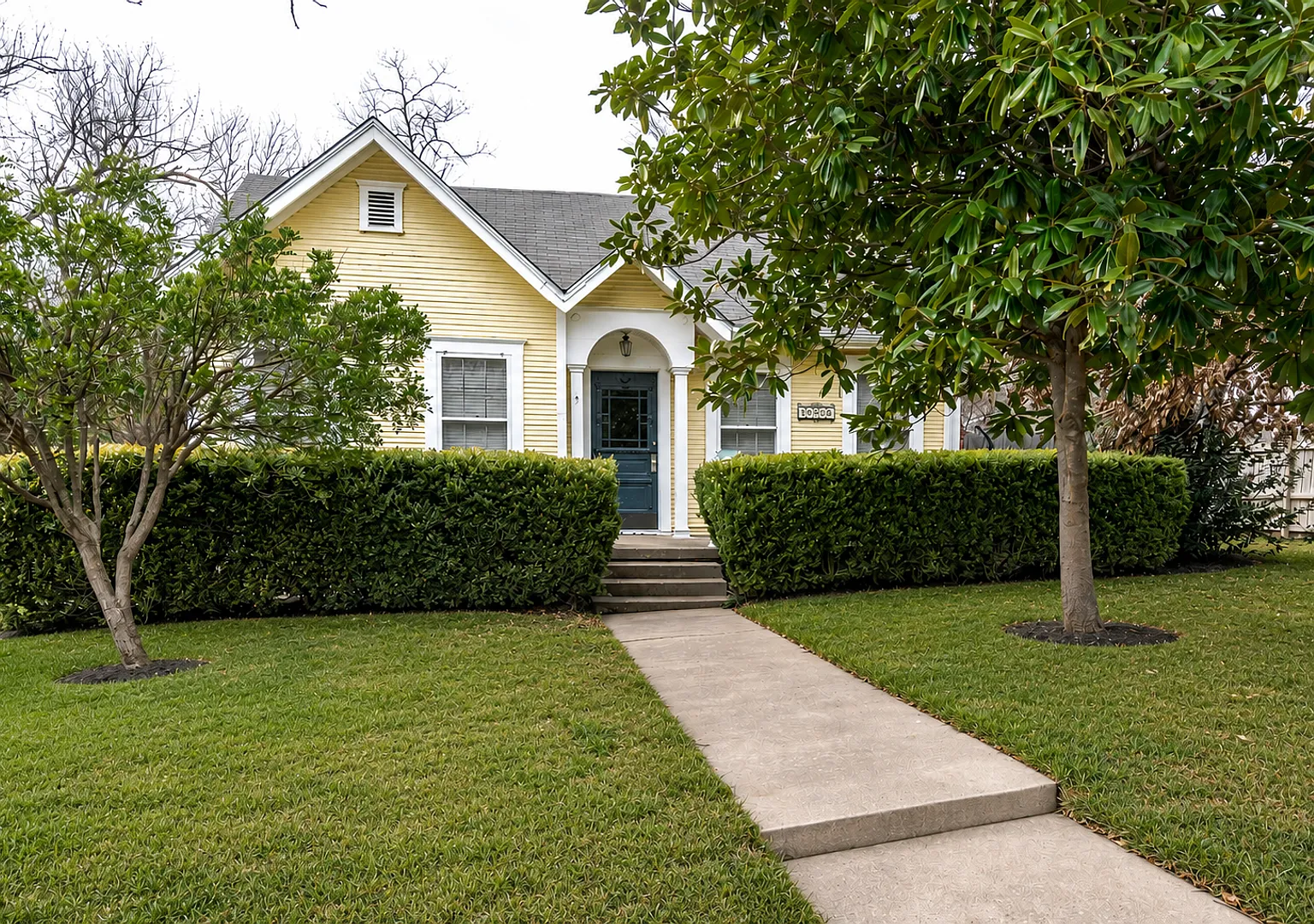 Spacious 4-Bedroom Charmer in Central Temple — Photo 1