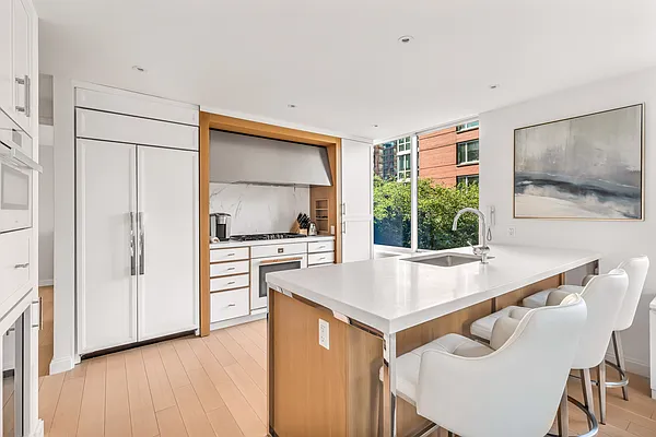 Sold by R New York | media 3