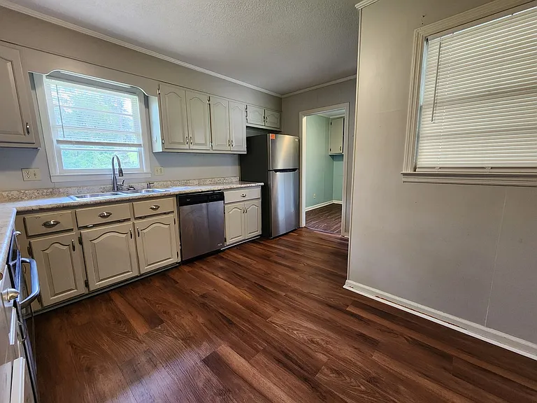 1218 Thomwal St — Photo 4