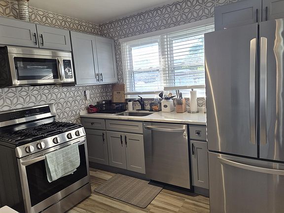 5th image of 833 Lambert Ave