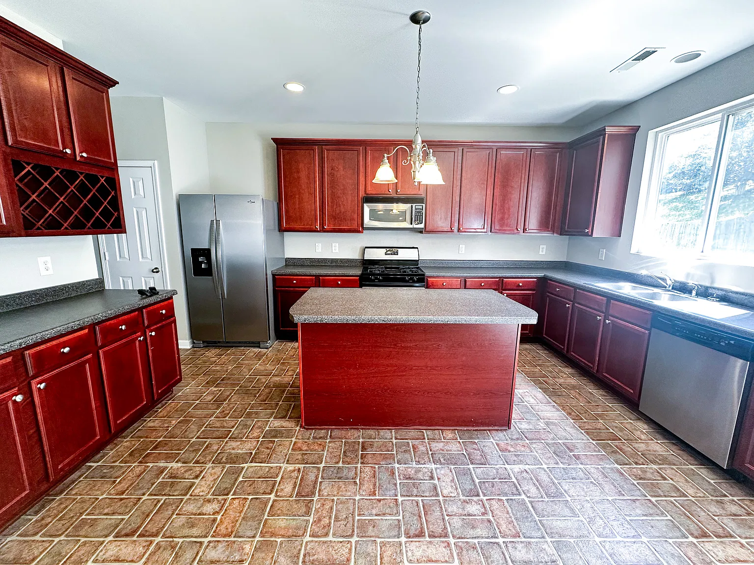 3 bed, 2.5 bath, 2100 sqft, $2,100 — Photo 2