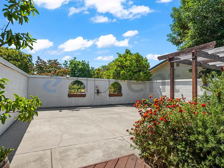 7525 Hazelnut Dr — Photo 3