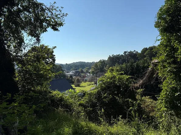 308 Edgewood Dr, Galax, VA 24333