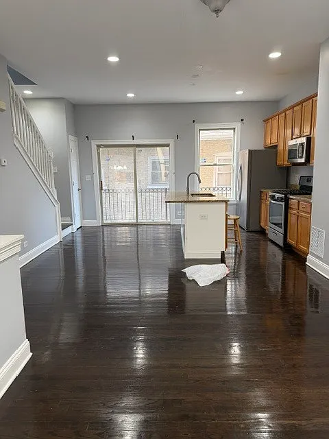 3 bed, 3.5 bath, 1895 sqft, $3,000 — Photo 3