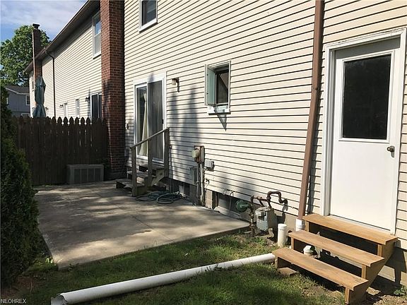 3rd image of 6811 Brookhaven Dr #9